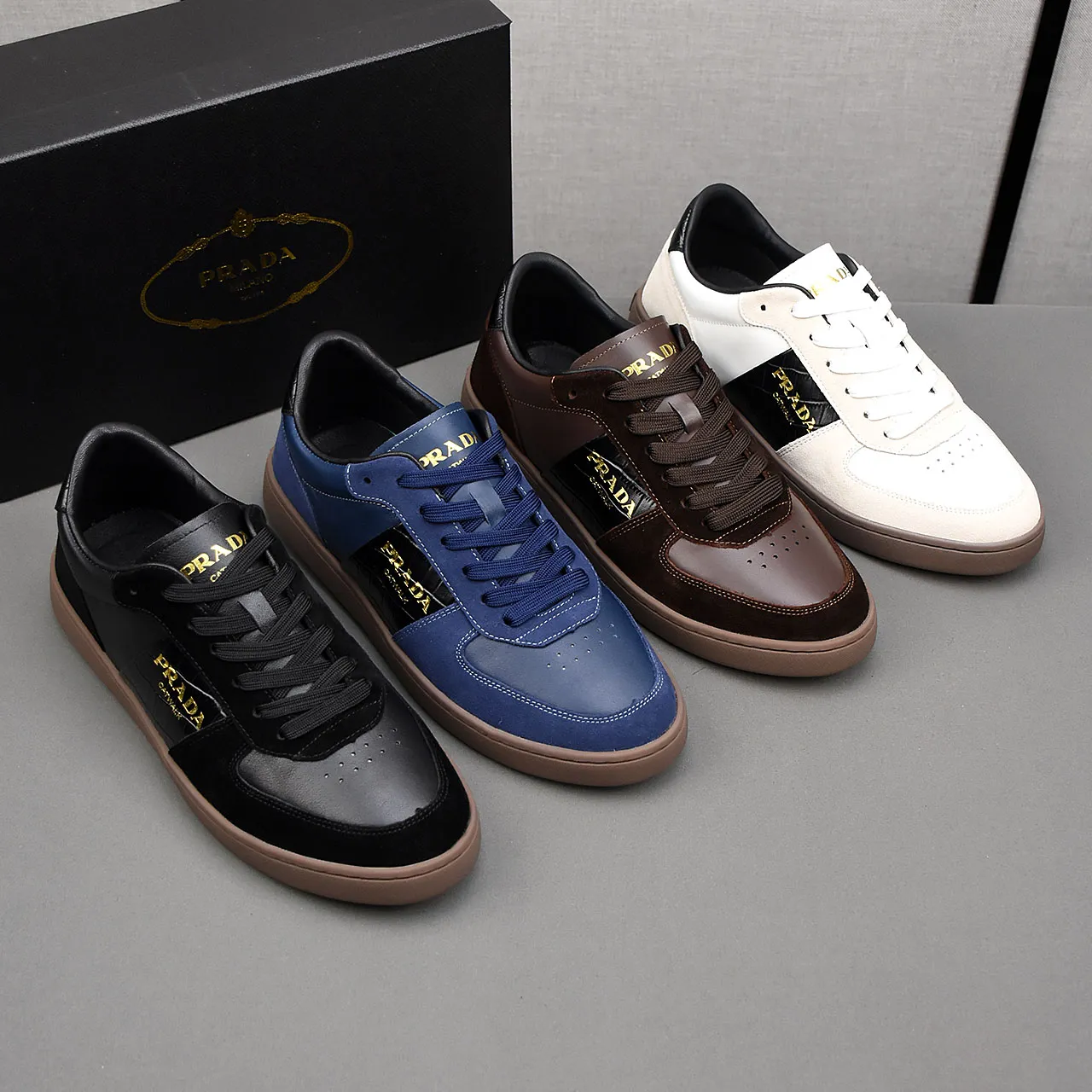 PP400👟👟👟Prada set off the audience! Prada, an international brand that is constantly innovating, this men's casual shoe, the original version, made of cowhide leather at a ratio of one to one at the store, with leather feet and rubber non-slip outsole, breathable and comfortable, quality speaks for itself👄38-44